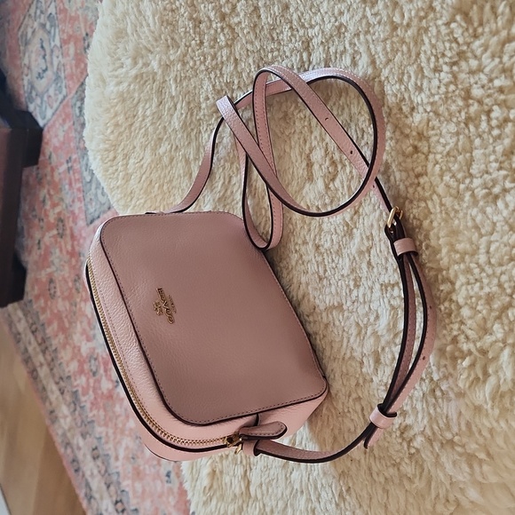 Gorgeous Coach Soft Pink Leather Camera Style Crossbody Bag 💖 - Picture 4 of 16